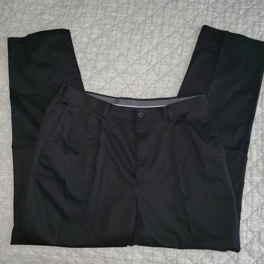 Haggar Mens 38x34 Classic Fit Premium No Iron Pleated Front Khaki Black-Like New